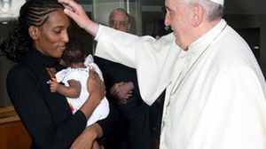 بابا الفاتيكان يستقبل السودانية المرتدة مريم يحيى - ا ف ب