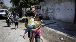 فلسطينيون يهربون من القصف الإسرائيلي في غزة - ا ف ب