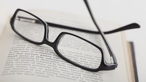 يستخدم العديد من كبار السن نظارات القراءة - تعبيرية