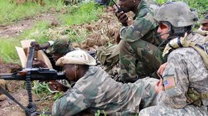 جندي أمريكي يدرب جنودا صوماليين - ا ف ب 