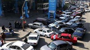 ازدحام السيارات أمام محطات الوقود قبل ساعات من رفع أسعار الوقود - أرشيفية