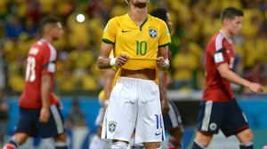 اللاعب البرازيلي نيمار يحتفل بتأهل منتخبه للمربع الذهبي بالمونديال - الأناضول