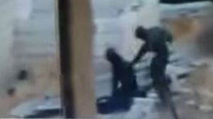 لقطة لجنود الاحتلال خلال تعذيبهم للشاب بعد اعتقاله - يوتيوب
