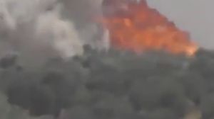 النيران تتصاعد من داخل معسكر الحامدية نتيجة انفجار دبابة تعرضت للقصف
