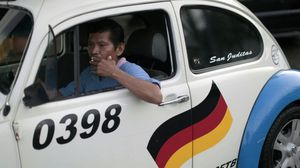 سائق تاكسي مكسيكي يقود سيارة الخنفساء في أكابولكو  - أ ف ب