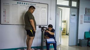 شاب صيني يعاني من السمنة خلال فترة علاجه في أحد المراكز المختصة - أ ف ب