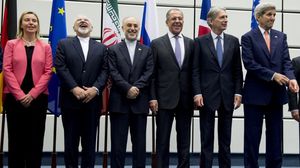 محمد جواد ظريف "ضاحكا" بعد توقيع الاتفاق النووي ـ أ ف ب