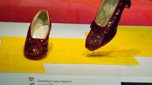 حذاء مطاطي ارتدته الممثلة جودي جارلاند في فيلم الساحرة أوز - أرشيفية