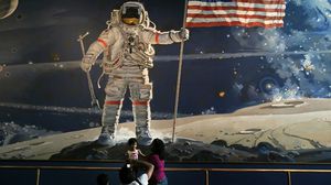 صورة لنيل آرمسترونغ في متحف الفضاء في واشنطن - أ ف ب