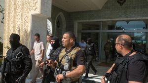 أفراد الأمن التونسي يقفون أمام فندق مرحبا بسوسة ولكنهم وصلوا متأخرين كثيرا - الأناضول