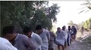 أجبر الجيش العراقي المعتقلين على السير بطريقة مهينة - يوتيوب