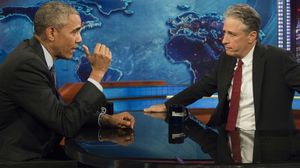 الرئيس أوباما يتحدث إلى جون ستيورات خلال استضافته في برنامج "ذا ديلي شو" في نيويورك - أ ف ب
