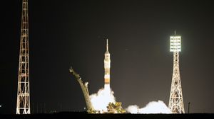 إطلاق الصاروخ الذي يحمل المركية الفضائية سويوز من قاعدة بايكونور - أ ف ب