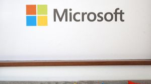 شعار مايكروسوفت في مقرها في كاليفورنيا - أ ف ب