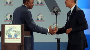 الرئيس الكيني كان متهما باقتراف جرائم حرب يصافح أوباما ـ أ ف ب