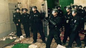قوات الاحتلال خلعت الباب الرئيس للأقصى واعتدت بوحشية على الحراس والمصلين - تويتر