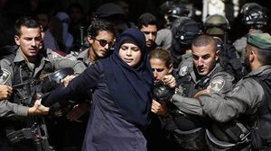 جنود الاحتلال في أثناء اعتقالهم لسيدة فلسطينية رابطت في باحات الأقصى - تويتر