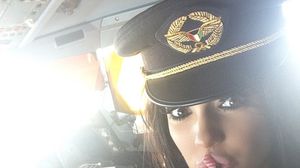 الممثلة قالت إن الطيار سمح لها باستخدام الطائرة وارتداء قبعته - الديلي ميل