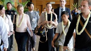 صورة من وكالة الأنباء البورمية لوصول أنجلينا جولي إلى مطار نايبيداو