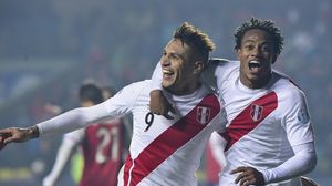 أحرز جيريرو (يمينا) سبعة من آخر عشرة أهداف لبيرو بكوبا أمريكا - أ ف ب