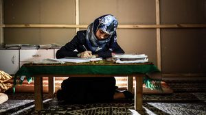 حنان عبد الغفور طالبة من غزة تفوقت بالثانوية العامة رغم معاناة القصف والدمار - الأناضول