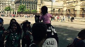 ديلي ميل: متظاهر وهو يلف علم تنظيم الدولة حول جسده أمام مجلس العموم البريطاني - أرشيفية