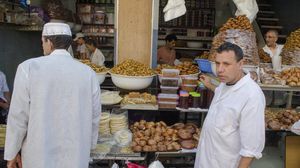 تعرِضُ مؤكولات ومواد غذائية يُقبل عليها المغاربة بشكل أكبر خلال شهر رمضان - الأناضول