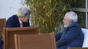 جانب من المفاوضات بين وزير خارجية إيران جواد ظريف ونظيره الأمريكي جون كيري حول برنامج إيران النووري - أ ف ب