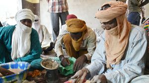 رجال ينخلون الحصى بحثا عن الذهب في أغاديز شمال النيجر - أ ف ب