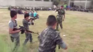  مليشيا "الحشد" تدرب الأطفال على استعمال المسدس والكلاشينكوف والقنص وإخلاء الجرحى - يوتيوب