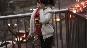 فتاة صينية تغطي وجهها إثر تلوث الجو من الأغبره - أ ف ب