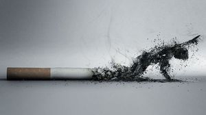دخان السجائر يحتوي على الزرنيخ الذي يسبب أضرارا للقلب، والفورمالديهايد الذي يسبب سرطان الحنجرة- أرشيفية