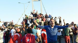 لحظة فرح الشعب التركي باسقاط الانقلاب في اسطنبول- فيسبوك