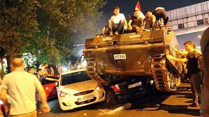شبان أتراك يعتلون دبابة لمحاولة إيقافها- تويتر