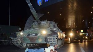 رفضت غالبية الشعب التركي الانقلاب العسكري ونزلت إلى الشارع لإبطاله - وكالات