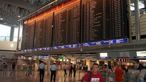 قال أندرياس سبلانيمان المتحدث باسم فيردي إن النقابة طالبت بزيادة الأجور- مطار فرانكفورت - ارشيفية