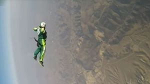 المغامر الأمريكي لوك إيكينز منفذ أول قفزة في العالم من ارتفاع 24 ألف قدم- يوتيوب
