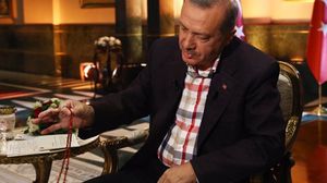 أردوغان يضرب مثالا بالمسبحة عن محاولة استهدافه- تويتر