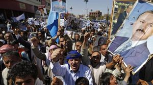 رفع المتظاهرون شعارات تطالب جماعة "الحوثي" بالرحيل عن المحافظة - أرشيفية