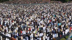 عشرات الآلاف يؤدون صلاة العيد بمدينة بيرمنغهام ببريطانيا - عربي21