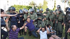 تدخلت قوات الأمن بقوة لتفريق وقفة احتجاجية نسائية أمام البرلمان، مساء أول أمس السبت- جيتي