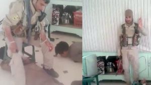 أظهر الفيديو مقاتلين من مجموعة سوريا الديمقراطية وهم يدوسون على شخصين- ديلي بيست 