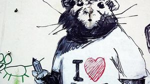 رسم لفأر على أحد الجدران يرتدي قميصا عليه "أنا أحب نيويورك"- أ ف ب