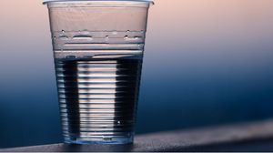 للتحكم في التهاب المعدة لديك، يجب أن تشرب الكثير من الماء لأن ذلك يساعد في إزالة السموم من الجسم