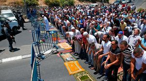 الفلسطينيون صلوا في الشوارع بعد إغلاق الاحتلال أبواب المسجد الأقصى- جيتي