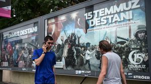 نزل المواطنون الأتراك إلى الشوارع وساهموا بصد المحاولة الانقلابية من عسكريين- جيتي
