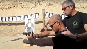 مشرفون متقاعدون من جيش الاحتلال يدربون السياح بمعسكرات تدريب على السلاح- يوتيوب