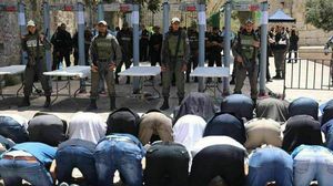 يرفض الفلسطينيون المرور ببوابات الاحتلال ويقومون بالصلاة خارج المسجد- ناشطون