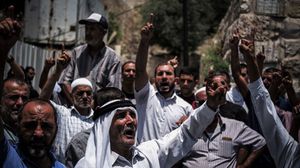 رفع المشاركون بالمظاهرة الأعلام الفلسطينية وصورا للمسجد الأقصى- جيتي