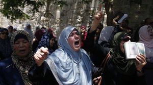 يواصل المقدسيون الاعتصام أمام بوابات الأقصى رفضا لإجراءات الاحتلال- ناشطون